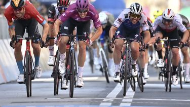 Bardet se retira del Giro, Démare sigue de líder