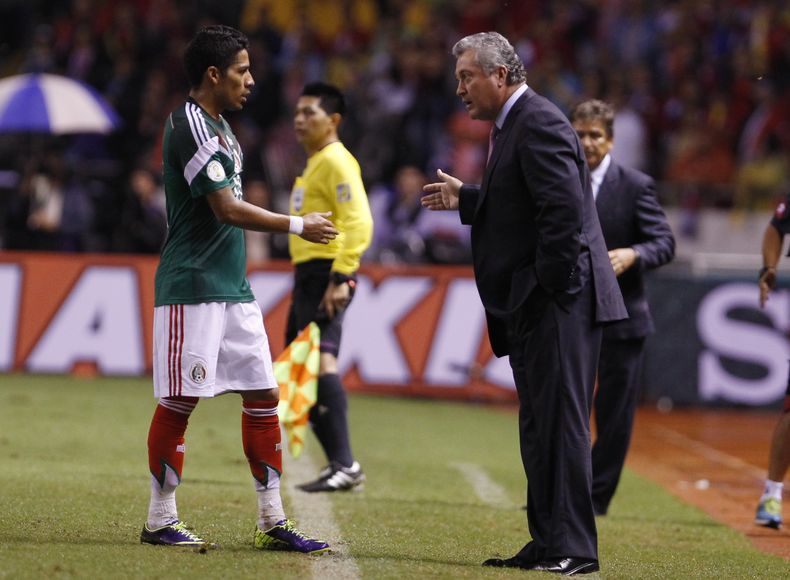 En esta fotograf&iacute;a del martes 15 de octubre de 2015, el t&eacute;cnico mexicano V&iacute;ctor Manuel Vucetich habla con el jugador Javier Aquino, durante un partido de la eliminatoria mundialista contra Costa Rica, en San Jos&eacute;. El jueves 17,