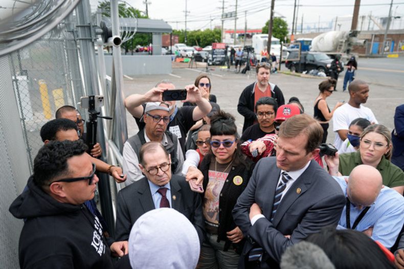 El representante Dan Goldman, demócrata por Nueva York, a la derecha, y el representante Jerry Nadler, demócrata por Nueva York, en el centro, conversan con otras personas frente al centro de detención de inmigrantes Delaney Hall el miércoles 27 de mayo de 2026, en Newark, Nueva Jersey. (AP Foto/Seth Wenig)
