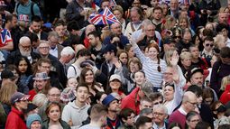 Una multitud de personas espera al inicio de la ceremonia de coronación del rey Carlos III de Inglaterra, en Londres, el 6 de mayo de 2023. (Piroschka van de Wouw/Pool vía AP)
