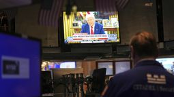 El presidente Donald Trump se muestra en un televisor en el piso de la Bolsa de Valores de Nueva York, el miércoles 9 de abril de 2025. (AP Foto/Seth Wenig)