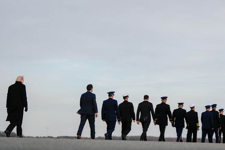 De izquierda a derecha, el presidente Donald Trump; el secretario de Defensa, Pete Hegseth; el general Dan Caine, jefe del Estado Mayor Conjunto de la Fuerza Aérea, y otros funcionarios se retiran después de que los equipos de transporte trasladaran las cajas con los restos del sargento William Nathaniel Howard, de 29 años, y el sargento Edgar Brian Torres Tovar, de 25 años --ambos soldados de la Guardia Nacional de Iowa--, y el intérprete civil Ayad Mansoor Sakat, quienes murieron en un ataque en Siria, el miércoles 17 de diciembre de 2025, en la Base Aérea de Dover, Delaware. (AP Foto/Julia Demaree Nikhinson)