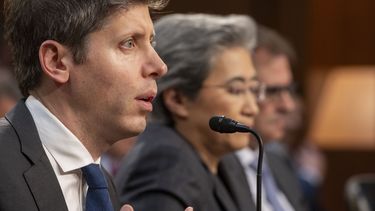 Sam Altman, cofundador y director ejecutivo de OpenAI, izquierda, testifica ante una comisión del Senado sobre Comercio, Ciencia y Transporte con la doctora Lisa Su, directora ejecutiva y presidenta de Advanced Micro Devices (AMD), y Michael Intrator, cofundador y director ejecutivo de CoreWeave, el jueves 8 de mayo de 2025, en Washington. (AP Foto/Kevin Wolf)