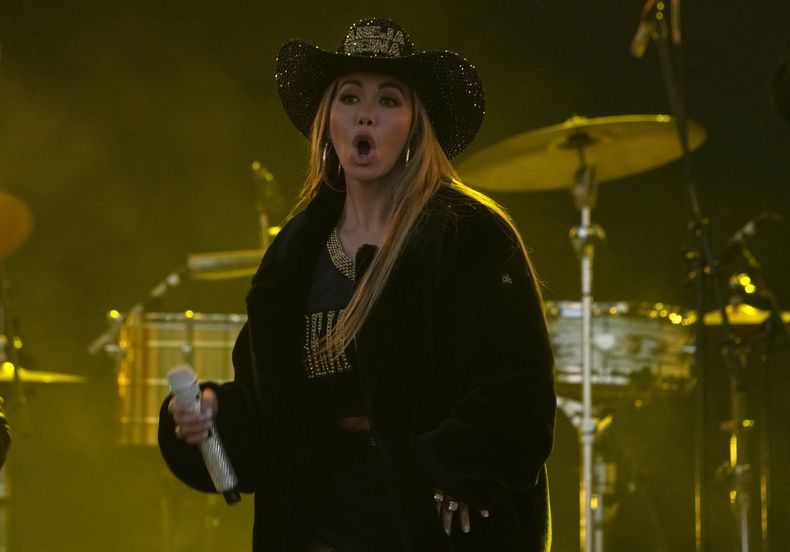 Chiquis durante su concierto en el primer día del festival Arre en la Ciudad de México el sábado 9 de septiembre de 2023. (Foto AP/Fernando Llano)
