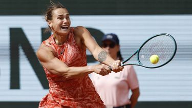 La bielorrusa Aryna Sabalenka devuelve ante Mirra Andreeva durante los cuartos de final del Abierto de Francia, el 5 de junio de 2024. (AP Foto/Aurelien Morissard)