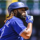 Vladimir Guerrero Jr., de los Azulejos de Toronto, silencia a los fanáticos rivales mientras recorre las bases después de batear un cuadrangular de dos carreras durante la cuarta entrada del juego de béisbol en contra de los Marineros de Seattle, el domingo 23 de julio de 2023, en Seattle. (AP Foto/Caean Couto)