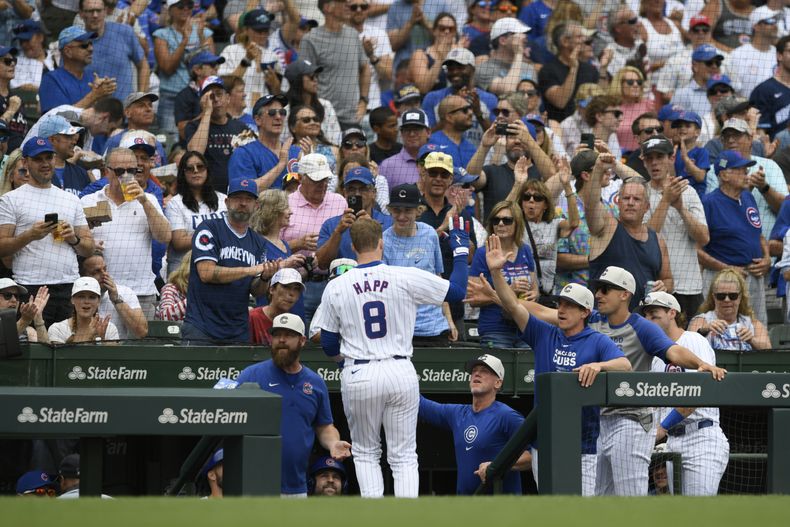 Ian Happ de los Cachorros de Chicago celebra junto al mánager Craig Counsell (centro a la derecha) en el banquillo luego de estremecer un jonrón ode tres carreras durante la cuarta entrada del juego de béisbol ante los Filis de Filadelfia, el jueves 4 de julio de 2024, en Chicago. (AP Foto/Paul Beaty)