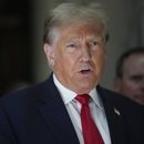 ARCHIVO - El expresidente Donald Trump habla con la prensa al salir de una audiencia en su juicio por fraude empresario, 4 de octubre de 2023 en Nueva York. Los abogados de Trump han pedido a un juez que aplace la causa por posesión de documentos secretos en Florida hasta después de las elecciones del año entrante. (AP Foto/Mary Altaffer, File)
