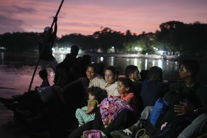 ARCHIVO - La grave escasez y una de las tasas de inflación más altas del mundo han ayudado a expulsar a casi 8 millones de venezolanos, incluida la migrante venezolana Lisbeth Contreras, que abraza a sus hijos mientras cruza el río Suchiate en la frontera entre Guatemala y México, el 26 de octubre de 2024. (AP Foto/Matías Delacroix, Archivo)