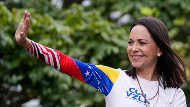 ARCHIVO - La líder opositora María Corina Machado saluda desde lo alto de un camión durante el mitin de cierre de campaña del candidato presidencial Edmundo González en Caracas, Venezuela, el jueves 25 de julio de 2024. (Foto AP/Matias Delacroix, Archivo)