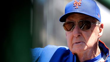 ARCHIVO - Phil Regan, coach de lanzadores de los Mets de Nueva York, mira al campo previo al partido de béisbol de Grandes Ligas contra los Cachorros de Chicago, el 22 de junio de 2019, en Chicago. (AP Foto/Nam Y. Huh, Archivo)