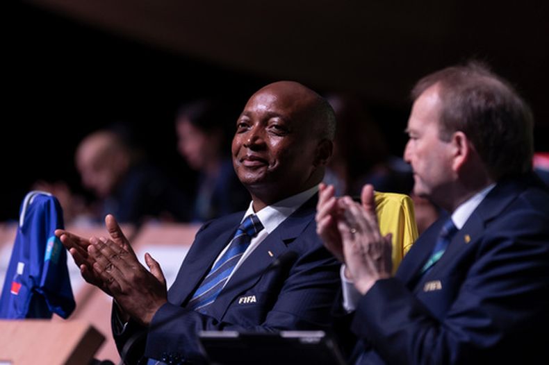 ARCHIVO - El presidente de la Confederación Africana de Fútbol (CAF), Patrice Motsepe, aplaude durante el 73er Congreso de la FIFA, en Kigali, Ruanda, el 16 de marzo de 2023. (Foto AP, archivo)
