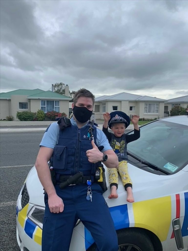 Agente neozelandés responde a aviso de niño por sus juguetes
