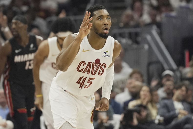 Donovan Mitchell, base de los Cavaliers de Cleveland, festeja tras embocar un triple en el segundo partido de la serie de playoffs ante el Heat de Miami, el miércoles 23 de abril de 2025 (AP Foto/Sue Ogrocki)