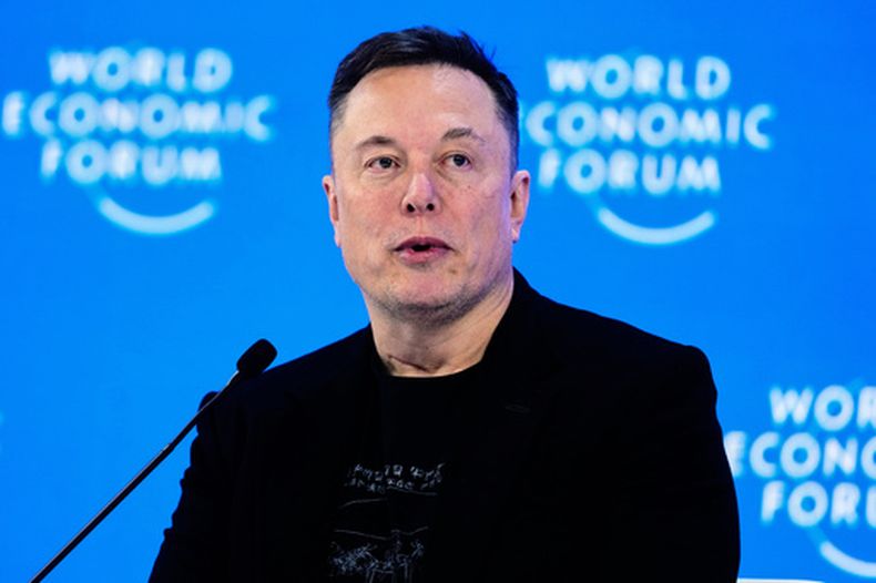 Elon Musk asiste a la reunión anual del Foro Económico Mundial en Davos, Suiza, el 22 de enero de 2026. (Foto AP/Markus Schreiber, Archivo)
