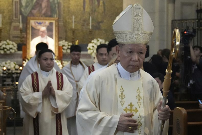 El cardenal filipino Jose Advincula (derecha), encabeza una comitiva de religiosos durante una misa por el fallecido papa Francisco, en la Catedral de Manila, Filipinas, el 22 de abril de 2025. (AP Foto/Aaron Favila)