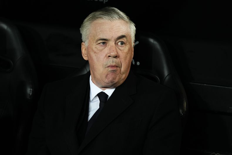 El entrenador del Real Madrid Carlo Ancelotti en el banquillo antes del partido de liga que enfrentó a su equipo y al Valencia, en el estadio de Mestalla, en Valencia, España, el 2 de marzo de 2024. (AP Foto/José Bretón, archivo)