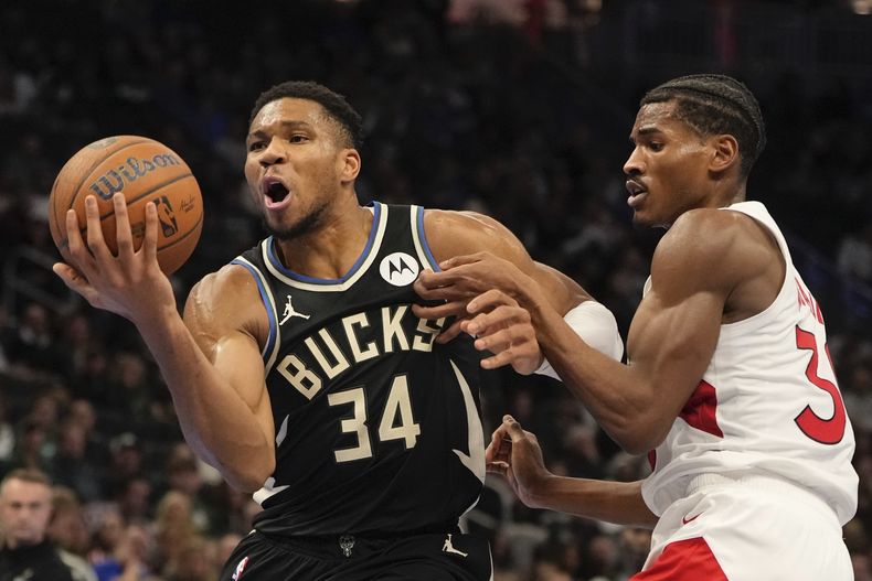 Andre Jackson Jr. de los Bucks de Milwaukee supera a Ochai Agbaji de los Raptors de Toronto durante la primera mitad de la NBA Cup, el martes 12 de noviembre de 2024, en Milwaukee. (AP Photo/Morry Gash)