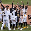 Los Piratas de Pittsburgh celebran la victoria 6-2 ante los Dodgers de Los Ángeles, el jueves 27 de abril de 2023. (AP Foto/Gene J. Puskar)