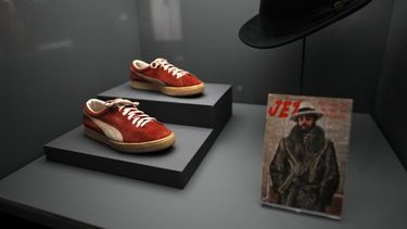 Unas zapatillas PUMA y un sombrero usado por Walt Frazier se exhiben en la exposición del Instituto del Vestido del Museo Metropolitano de Arte, Superfine: Tailoring Black Style, el sábado 3 de mayo de 2025, en Nueva York. (Foto Charles Sykes/Invision/AP)
