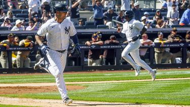 Isiah Kiner-Falefa de los Yanquis de Nueva York corre a primera base tras su sencillo que llevó a anotación de Greg Allen en la décima entrada ante los Padres de San Diego el sábado 27 de mayo del 2023. (AP Foto/Bebeto Matthews)