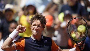 Casper Ruud celebra tras ganar el encuentro de tercera ronda del Abierto de Francia frente Zhang Zhizhen, el sábado 3 de junio del 2023. (AP Foto/Christophe Ena)