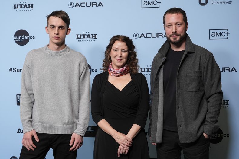 Alex Babenko, de izquierda a derecha, Raney Aronson-Rath y Mstyslav Chernov asisten al estreno de 2000 Meters to Andriivka durante el Festival de Cine de Sundance el jueves 23 de enero de 2025 en el Ray Theatre de Park City, Utah. (Foto AP/Chris Pizzello)