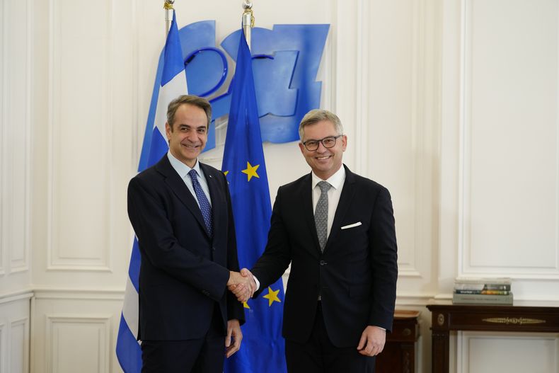 El nuevo comisionado de migración de la Unión Europea, Magnus Brunner, a la derecha, con el primer ministro griego Kyriakos Mitsotakis en Atenas el 16 de enero del 2025. (AP foto/Petros Giannakouris)