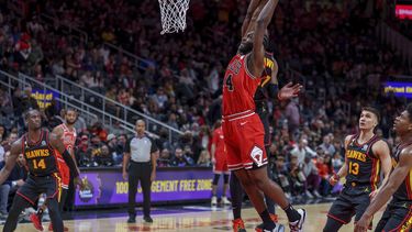 Dosunmu anota en la bocina yBulls superan a Hawks