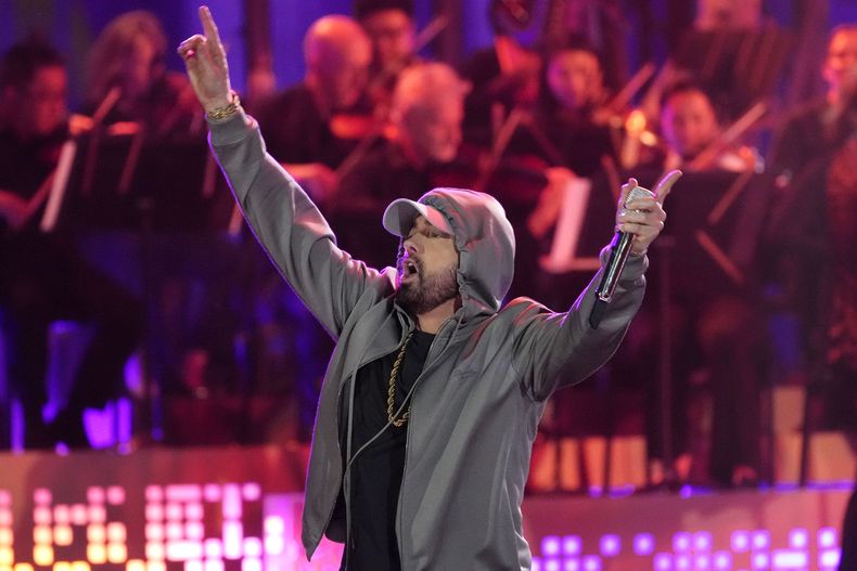 Eminem durante su presentación en el concierto Live From Detroit: The Concert at Michigan Central el jueves 6 de junio de 2024 en Detroit. (Foto AP/Carlos Osorio)