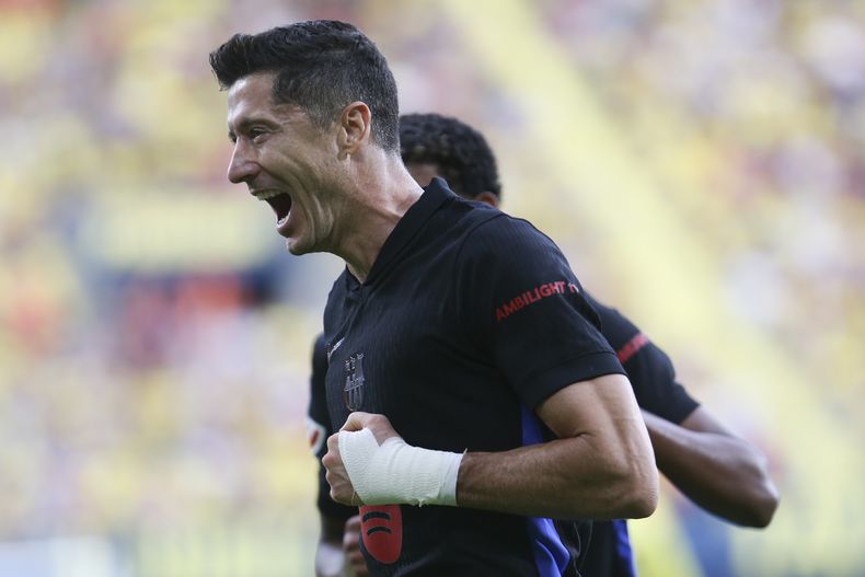 Robert Lewandowski celebra tras anotar el primer gol del Barcelona en la victoria 5-1 ante Villarreal en la Liga española, el domingo 22 de septiembre de 2024. (AP Foto/Alberto Saiz)
