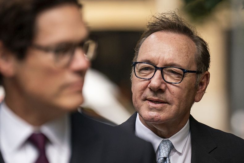 El actor Kevin Spacey observa su llegada al Tribunal de la Corona en Southwark, Londres, donde está acusado de tres cargos de agresión indecente, siete cargos de agresión sexual, un cargo de hacer que una persona participe en actividades sexuales sin consentimiento y un cargo de causar una persona a participar en actividad sexual con penetración sin consentimiento entre 2001 y 2005, el jueves 13 de julio de 2023. (Aaron Chown/PA vía AP)