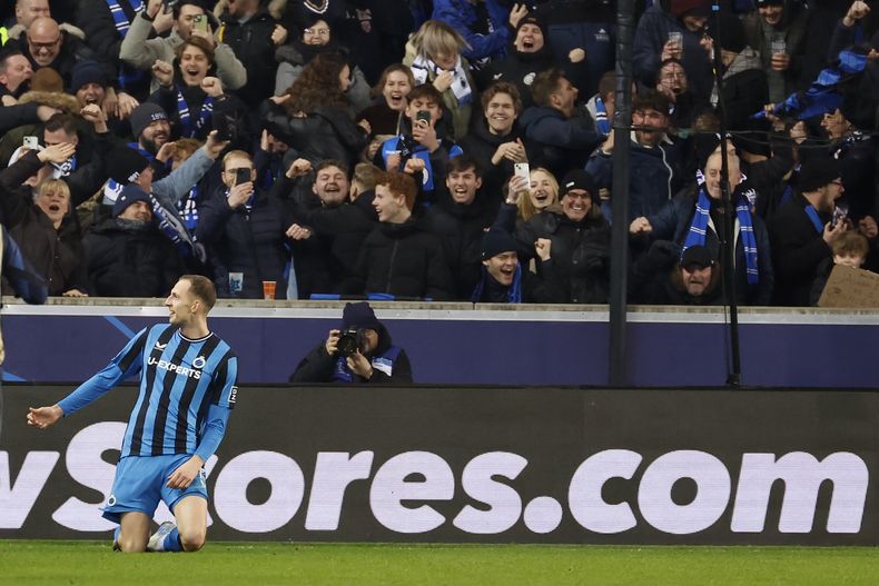 Gustaf Nilsson celebra tras anotar de penal el segundo gol de Club Brujas en la victoria 2-1 ante Atalanta en la Liga de Campeones, el miércoles 12 de febrero de 2025, en Brujas, Bélgica. (AP Foto/Geert Vanden Wijngaert)