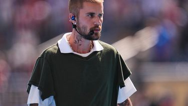 Justin Bieber abandona el campo tras actuar en el descanso de la final de la Copa del Mundo de fútbol entre España y Argentina en East Rutherford, Nueva Jersey, cerca de Nueva York, el domingo 19 de julio de 2026. (Foto AP/Abbie Parr)