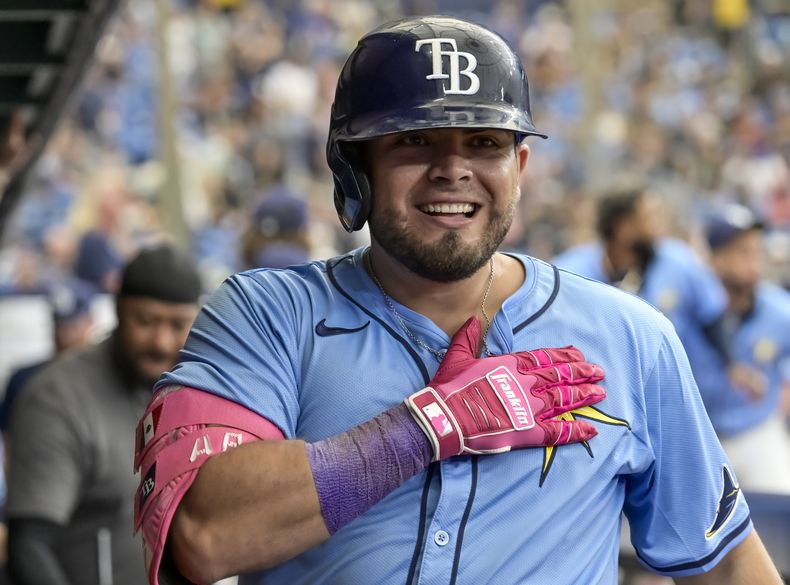 Jonathan Aranda de los Rays de Tampa Bay luego de batear un jonrón ante los Azulejos de Toronto, el domingo 22 de septiembre de 2024, en St. Petersburg, Florida. (AP Foto/Steve Nesius)