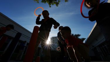 ARCHIVO – Varios niños juegan después del horario de clases en el programa Head Start en Easterseals South Florida, el 29 de enero de 2025, en Miami. (AP Foto/Rebecca Blackwell, Archivo)