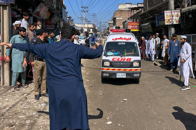 Un voluntario despeja el camino para una ambulancia que lleva a niños heridos tras el colapso de un tejado en una escuela privada en Peshawar, Pakistán, el jueves 15 de octubre de 2026. (AP Foto/Maaz Awan)
