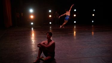 Dani Hernández, bailarín principal del Ballet Nacional de Cuba y director de la Escuela Nacional de Ballet, está sentado en el escenario durante un ensayo en La Habana, Cuba, el viernes 21 de agosto de 2026. (AP Foto/Ramón Espinosa)