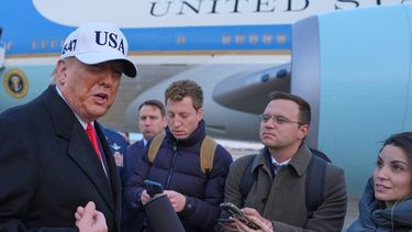 El presidente de EEUU, Donald Trump, habla con periodistas en la Base Conjunta Andrews, en Maryland, el martes 13 de enero de 2026. (AP Foto/Evan Vucci)