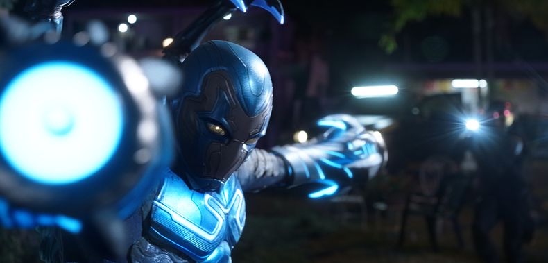 En esta imagen proporcionada por Warner Bros. Pictures, Xolo Maridueña en una escena de Blue Beetle. (Warner Bros. Pictures via AP)