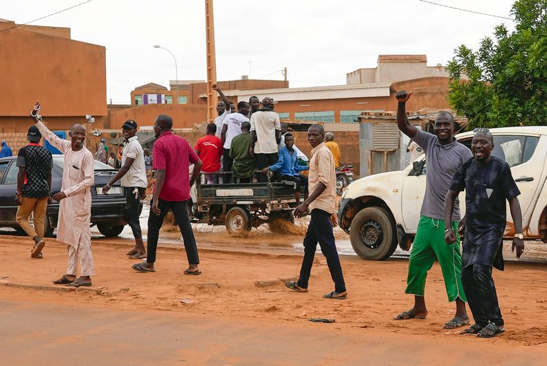 Hombres nigerinos se reúnen para una protesta contra Francia en Niamey, Níger, el viernes 11 de agosto de 2023. (AP Foto/Sam Mednick)