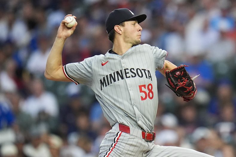 David Festa, abridor de los Mellizos de Minnesota, lanza en contra de los Cachorros de Chicago durante la primera entrada del juego de béisbol del lunes 5 de agosto de 2024, en Chicago. (AP Foto/Erin Hooley)
