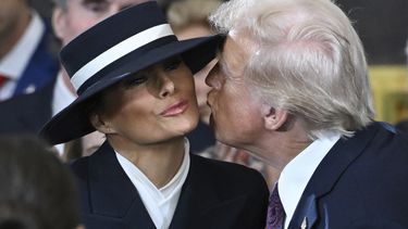 El presidente electo Donald Trump besa a Melania Trump antes de la 60ª toma de posesión presidencial en la Rotonda del Capitolio de los Estados Unidos en Washington, el lunes 20 de enero de 2025. (Saul Loeb/Pool photo via AP)