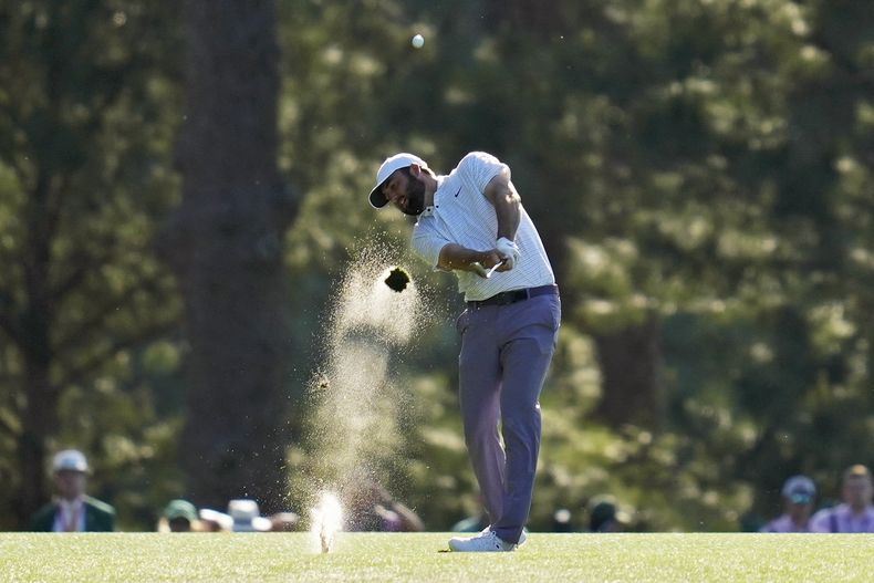 Scottie Scheffler golpea desde el fairaway en el hoyo 14 durante la tercera ronda del torneo de golf Masters en el Augusta National Golf Club, el sábado 13 de abril de 2024, en Augusta, Georgia. (AP Foto/Ashley Landis)