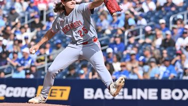 El abridor de los Rojos de Cincinnati Rhett Lowder lanza en la primera entrada del encuentro ante los Azulejos de Toronto el sábado 26 de septiembre del 2026. (Jon Blacker/The Canadian Press via AP)