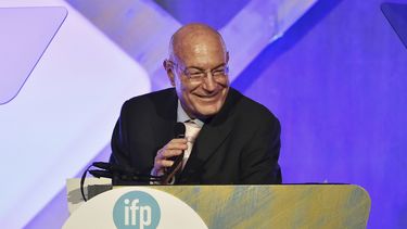 ARCHIVO - El productor Arnon Milchan acepta el Premio al Tributo Cinematográfico en la 26ta Premiación Anual de Cine Independiente Gotham, el lunes 28 de noviembre de 2016, en Nueva York. (Foto de Evan Agostini/Invision/AP, archivo)