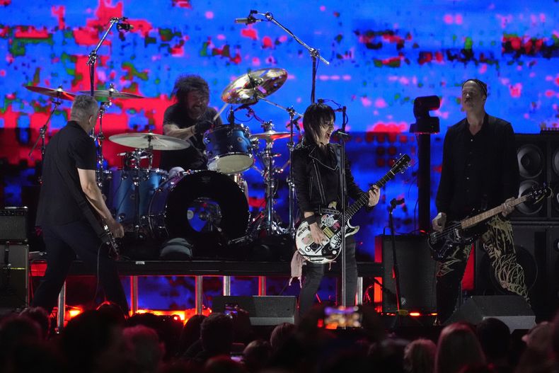 Joan Jett (segunda por la derecha), actúa junto a (de izquierda a derecha) Pat Smear, Dave Grohl y Krist Novoselic, de Nirvana, durante el concierto benéfico FireAid, el 30 de enero de 2025, en The Forum, en Inglewood, California. (AP Foto/Chris Pizzello)