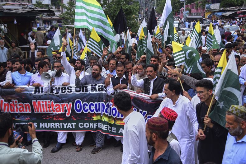 Manifestantes realizan una protesta en contra de La India, en Muzaffarabad, la capital de la Cachemira controlada por Pakistán, el viernes 2 de mayo de 2025. (AP Foto/M.D. Mughal)