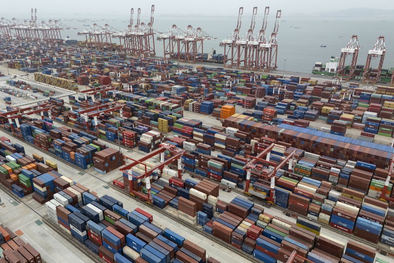 ARCHIVO – Varios contenedores listos para su transporte en el puerto de Guangzhou del distrito de Nansha, en la provincia de Guangdong, en el sur de China, el 17 de abril de 2025. (AP Foto/Ng Han Guan, Archivo)