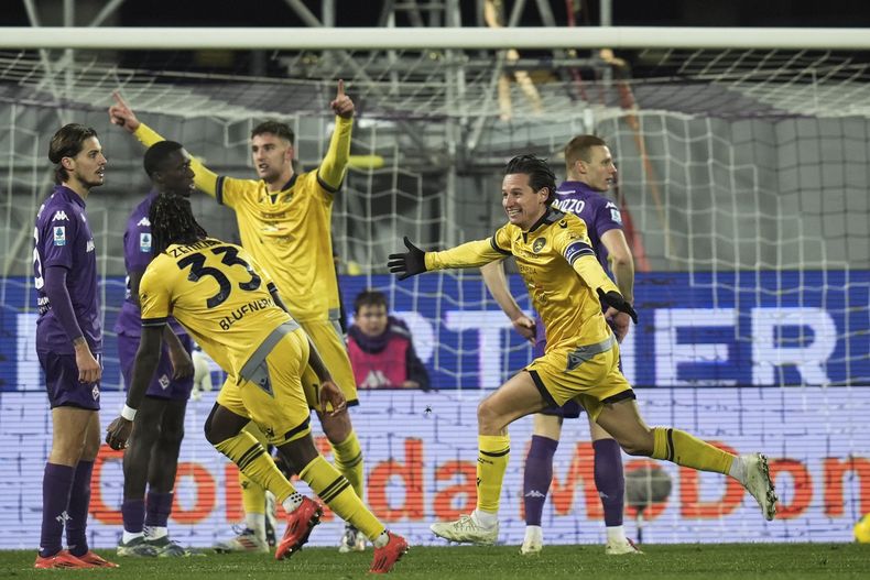 Florian Thauvin del Udinese celebra tras anotar el segundo gol de su equipo en el encuentro ante la Fiorentina el lunes 23 de diciembre del 2024. (Massimo Paolone/LaPresse via AP)